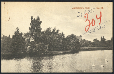 606100 Gezicht op de vijver in het Wilhelminapark te Utrecht.